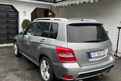 a car parked in front of a building
